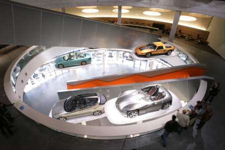 El museo Mercedes Benz, en Stuttgart, es un parate imperdible para cualquier turista amante de los buenos autos (Clickear para agrandar imagen)